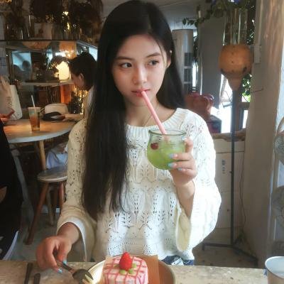 玻璃橱窗中的姑娘