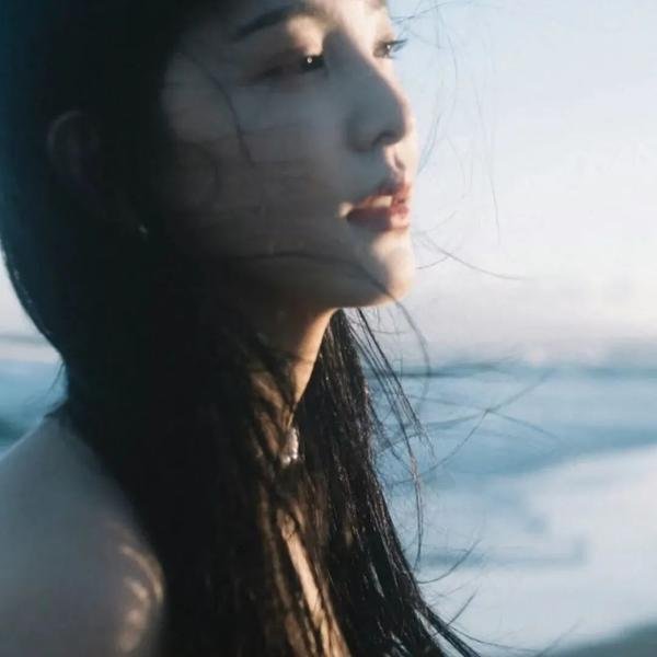背后的她，眼前的我